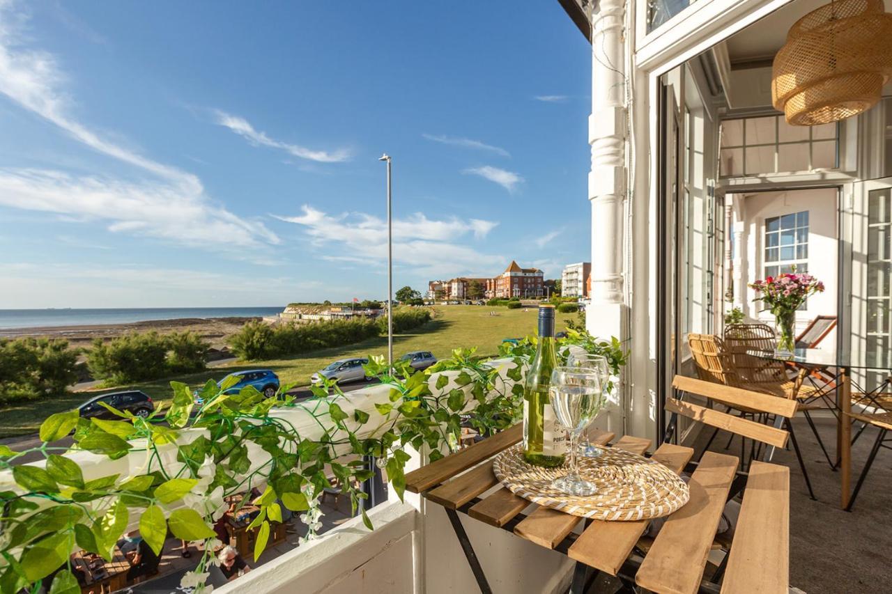 Апартаменты A View Of The Bay- Panoramic Sea Views- Sleeps 4 Westgate-on-Sea Экстерьер фото